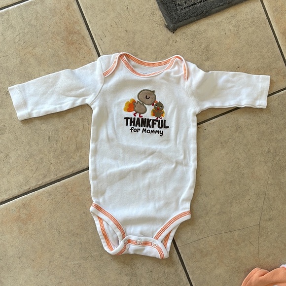 5 piece Halloween Thanksgiving one piece 3 Halloween pumpkin bibs and a onesie - Picture 9 of 14